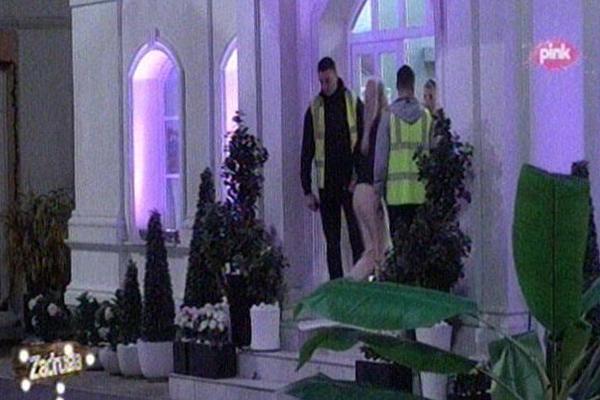 HAOS I NASILJE U ZADRUZI: Lepi Mića završio U ZATVORU posle UŽASA koji je uradio Miljani Kulić! (VIDEO)