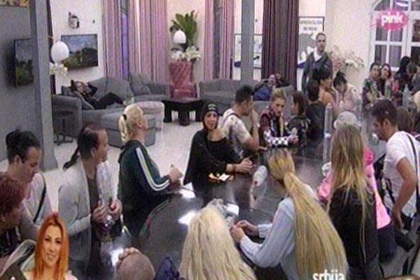 VELIKI INCIDENT: Miljana nastavila da vređa, Zerina sručila šećer na nju! (VIDEO)