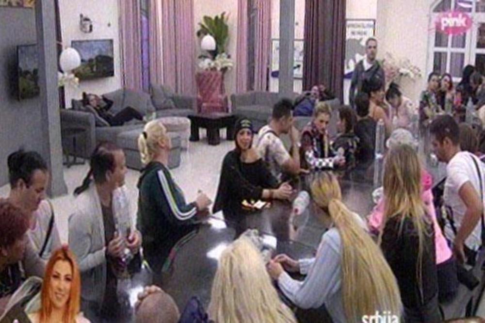 VELIKI INCIDENT: Miljana nastavila da vređa, Zerina sručila šećer na nju! (VIDEO)