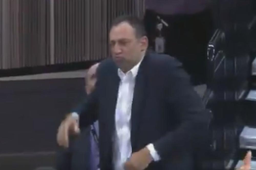 BELI SE SPRDA S RIVALIMA, A DIVAC GLEDA I NE VERUJE: Navijači odlepili zbog urnebesne reakcije legendarnog igrača!