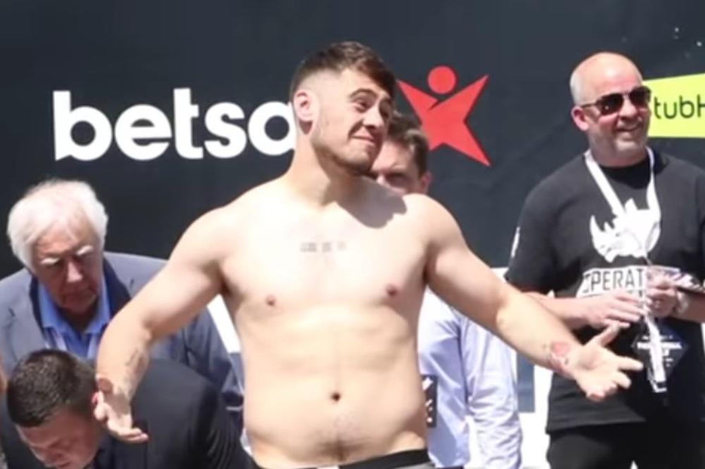 DEČKONJA, ŠTA TI JE TO U GAĆAMA?! Žene odlepile za bokserom kad se skinuo na merenju, ali nisu znale pravu istinu!