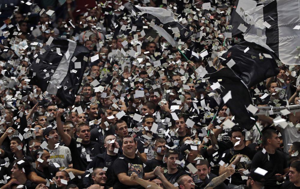 Deo navijača Partizana je ostao ispred Beogradske arene jer nije bilo mesta  