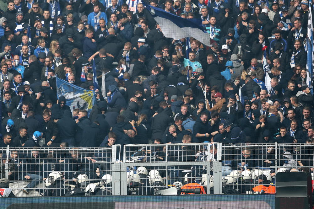 Mislili ste da ovo ima samo u Srbiji? E, pa varate se - žestoka tuča policije i navijača u Dortmundu!