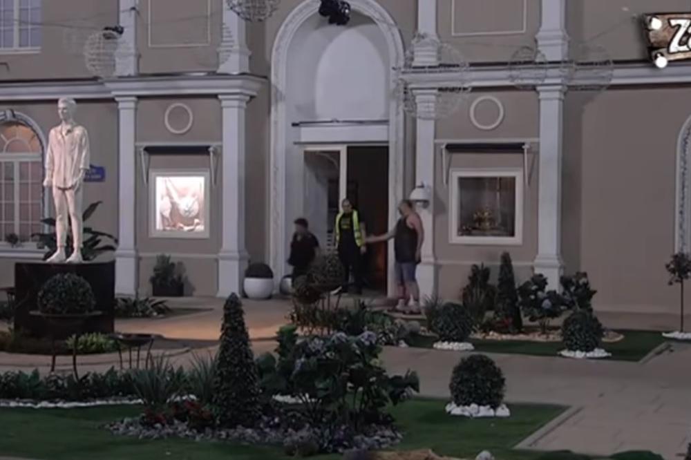 MIKI UHVATIO RADU ZA ZADNJICU: Vasićka počela da ga GAĐA i PLJUJE! Hoćeš pi*ku. Sve ti je*em. (VIDEO)