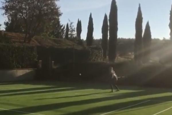 GLEDAJ ŽENU, BIRAJ MUŽA: Jelena Đoković razbija kako igra tenis!