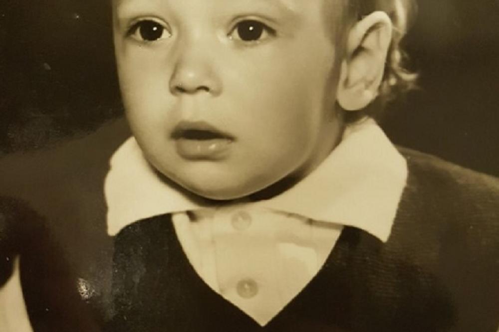 DA LI VAM JE POZNATA OVA BEBA? Da, dobro ste pomislili, to je ON, glavom i bradom! (FOTO)