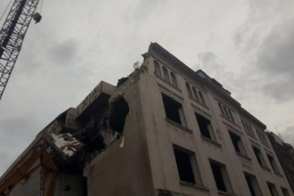 POČELO RUŠENJE ZGRADE SIMPA KOD AUTOBUSKE STANICE: Nekada je bila jedna od najvećih ROBNIH KUĆA! (FOTO)