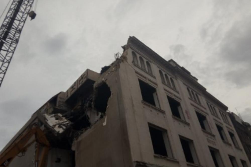 POČELO RUŠENJE ZGRADE SIMPA KOD AUTOBUSKE STANICE: Nekada je bila jedna od najvećih ROBNIH KUĆA! (FOTO)