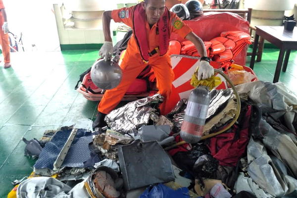 SRUŠIO SE PUTNIČKI AVION SA 188 LJUDI: Pao najnoviji BOING, strahuje se da nema preživelih (FOTO) (VIDEO)