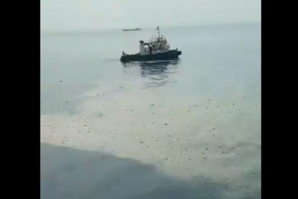 JEZIVI PRIZORI SA MESTA NESREĆE, STVARI POGINULIH PLUTAJU PO VODI: U padu aviona stradalo i TROJE DECE!