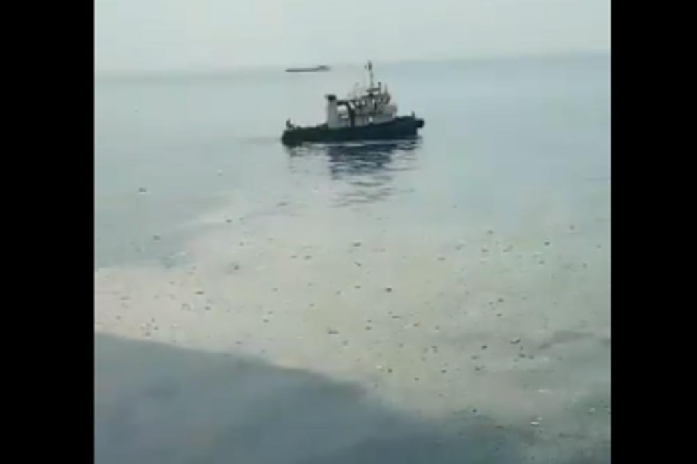 JEZIVI PRIZORI SA MESTA NESREĆE, STVARI POGINULIH PLUTAJU PO VODI: U padu aviona stradalo i TROJE DECE!