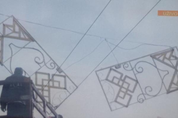 KOLAPS U ULICI KNEZA MILOŠA! Pokidali se kablovi koji drže novogodišnju rasvetu, trolejbuski saobraćaj STAO!