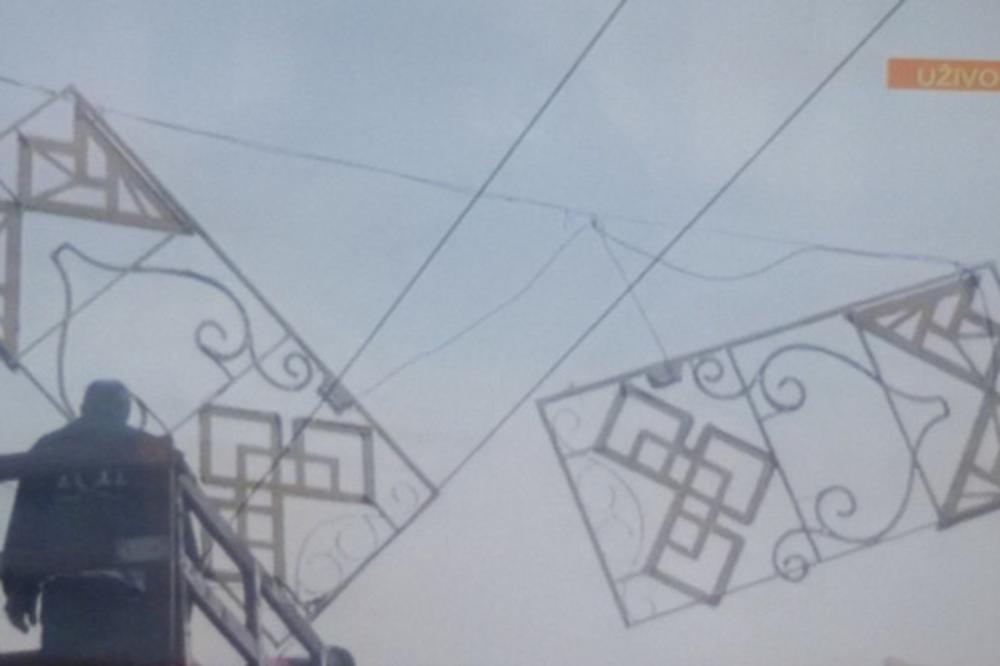 KOLAPS U ULICI KNEZA MILOŠA! Pokidali se kablovi koji drže novogodišnju rasvetu, trolejbuski saobraćaj STAO!