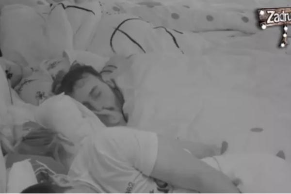 NIŠTA OD PRIJATELJSTVA!  Nataša i Lazar pred punom sobom VODILI LJUBAV POD JORGAN PLANINOM!