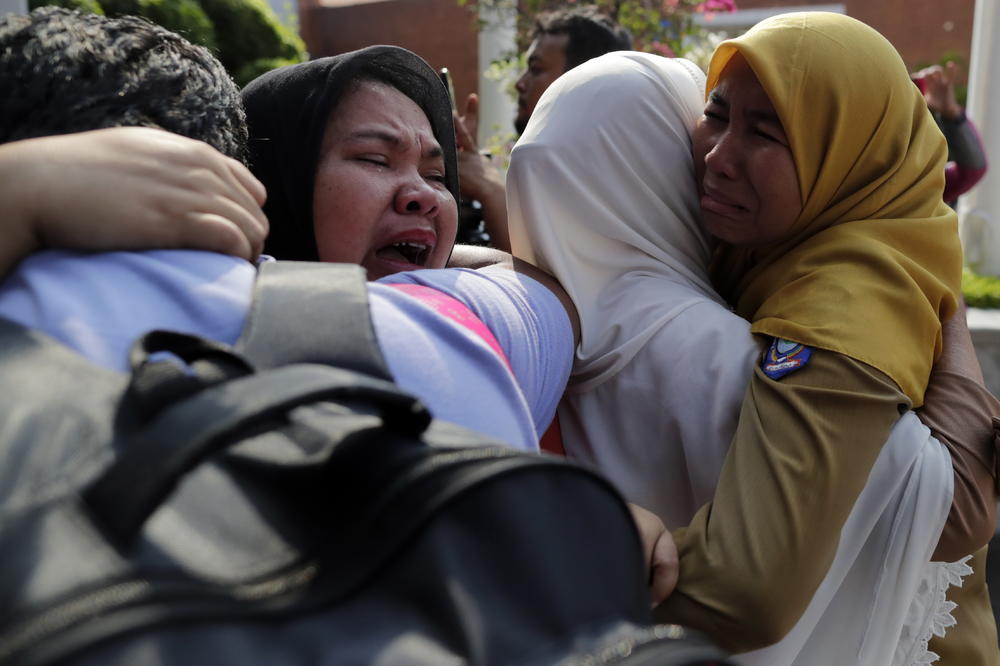 CRNI BILANS U INDONEZIJI I DALJE RASTE: U zemljotresu stradalo 268 osoba, tela pronađena ispod srušenih zgrada