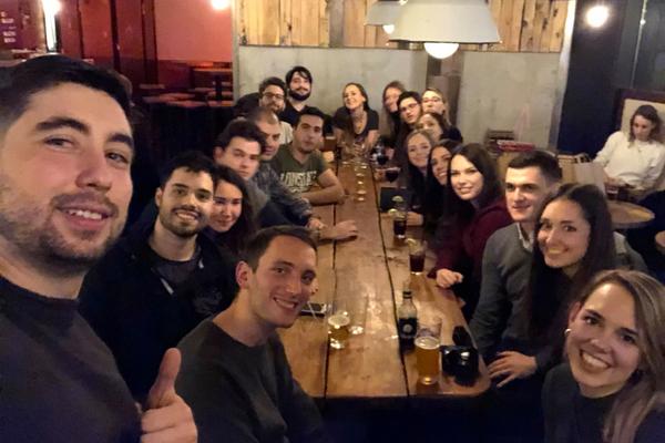 BOSANCI, CRNOGORCI, HRVATI I SRBI UŠETALI U KAFIĆ U BERLINU: Ova fotografija nas podseća šta je to zaista važno!