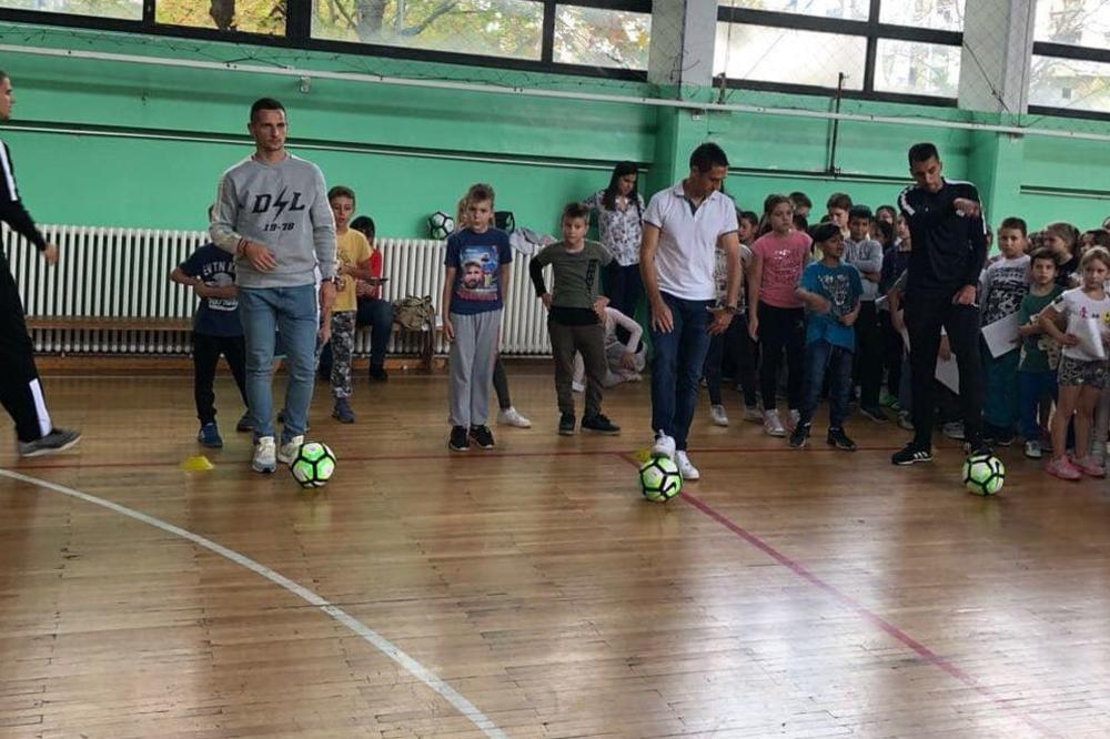 Partizanovi bekovi učili klince fudbalu u Osnovnoj školi Kneginja Milica!