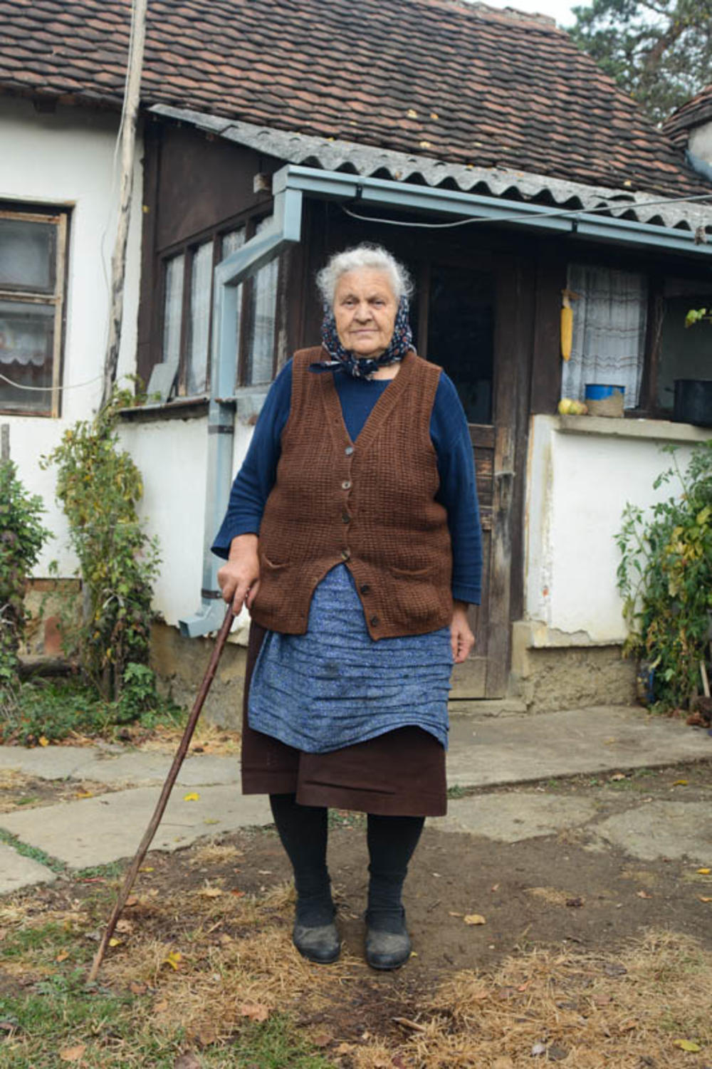 Marija Jovanović ispred svoje kuće u Krupnju  