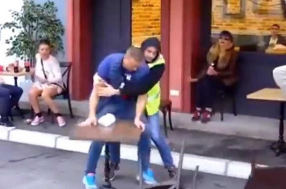 Nemanja hteo stolom da je gađa