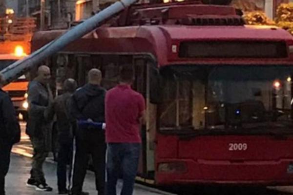 HAOS KOD STUDENTSKOG PARKA: Visoka bandera pala na trolu!
