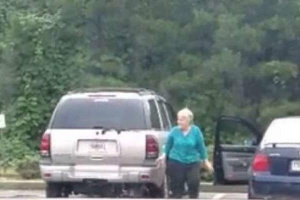 OVA BAKA NE ZNA DA JE SNIMAJU: Sada ceo svet priča o tome što je uradila na parkingu! (VIDEO)