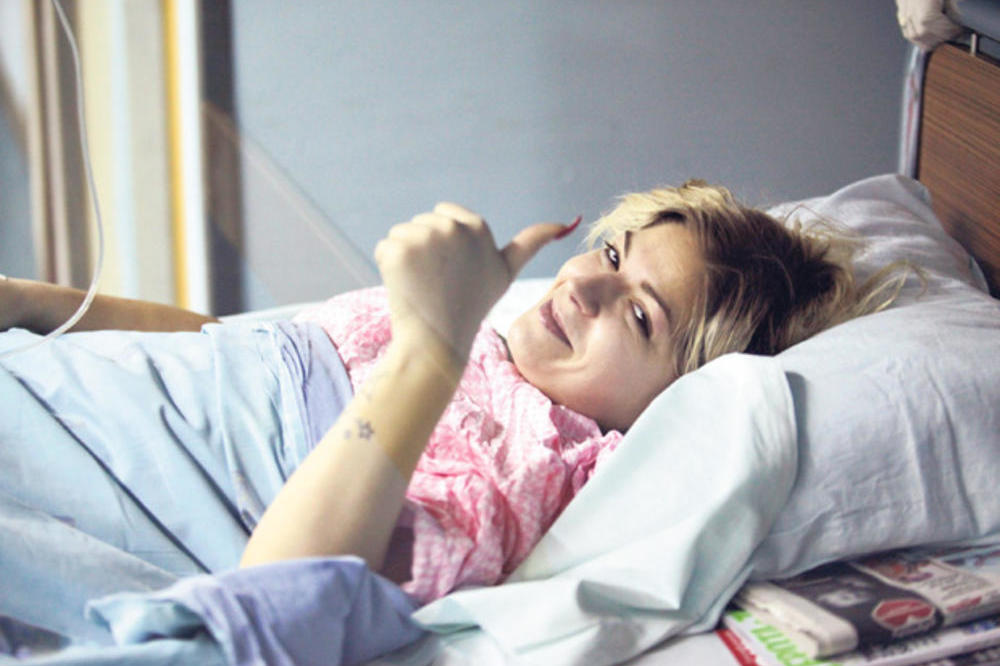 NAKON ŠTO JE DOŽIVELA JEZIVU SAOBRAĆAJNU NESREĆU, NAŠA POZNATA PEVAČICA IMA TRAUME: Od tada više nikada ne spava!