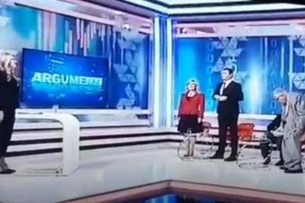 KAD ZASVIRA "HEJ SLOVENI", SVI USTAJU: Neverovatna scena na crnogorskoj televiziji zbunila je region!