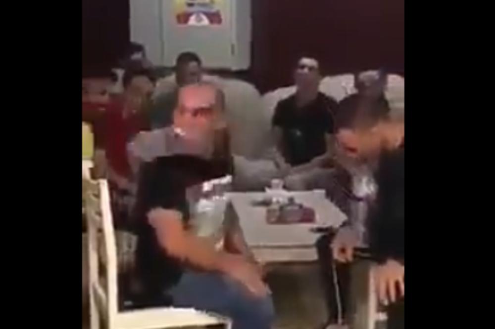 ONO KAD TE BAŠ NASAMARE! Trebalo mu je dosta vremena da shvati šta mu drugari rade iza leđa! (VIDEO)