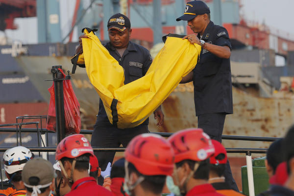 KO SU BILI PUTNICI SRUŠENOG INDONEŽANSKOG AVIONA? Otkriće MISTERIOZNOG PARA na letu potreslo je javnost! (FOTO)
