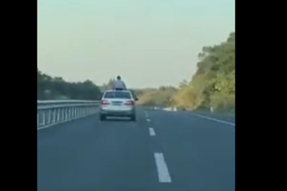 GLUPOST MU SE BUKVALNO OBILA O GLAVU: Proturio je glavu kroz šiber, a onda je naišla rampa... (VIDEO)