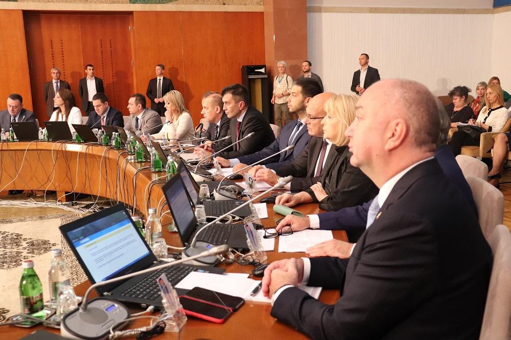 SPREMLJEN PAKET POMOĆI ZA SRBE NA KOSOVU! Vučić, premijerka i ministri izneli konkretne planove (FOTO)