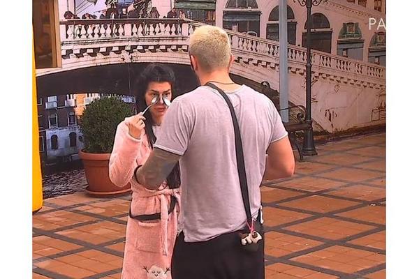 NAKON RASKIDA SA BOŽOM ŠMIZLA SKRHANA: Zbog svega šta joj je rekao, ne može da dođe k sebi!