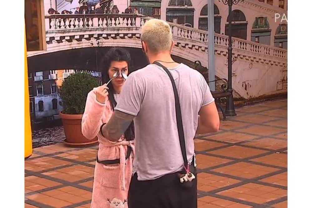 NAKON RASKIDA SA BOŽOM ŠMIZLA SKRHANA: Zbog svega šta joj je rekao, ne može da dođe k sebi!