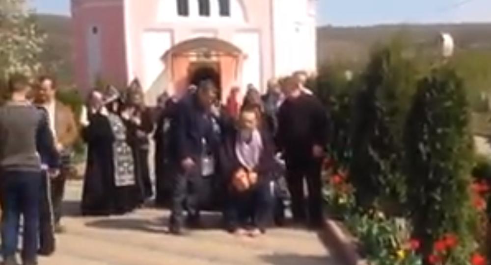 PRAVOSLAVNI SVEŠTENIK JAŠE MLADIĆA KOJI PLAČE  