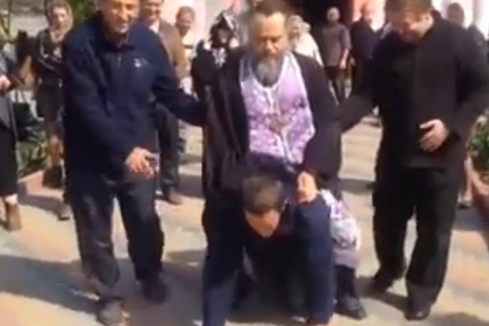 PRAVOSLAVNI SVEŠTENIK JAŠE MLADIĆA KOJI PLAČE: Ne silazi mu sa KRKAČE, VESELI SE, dok ljudi gledaju i KRSTE SE!