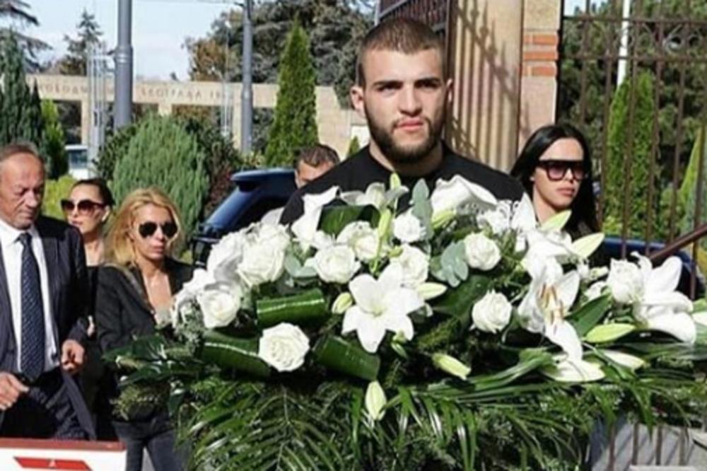 VELJKO OBJAVIO SLIKU SA GROBLJA, PA UPUTIO POSLEDNJI POZDRAV KUMU: Ova njegova poruka se tiče i Arkana! (FOTO)