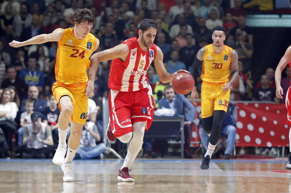 PREKINUT MEČ GALATASARAJA I ZVEZDE: Nepozvan gost ušao na teren!