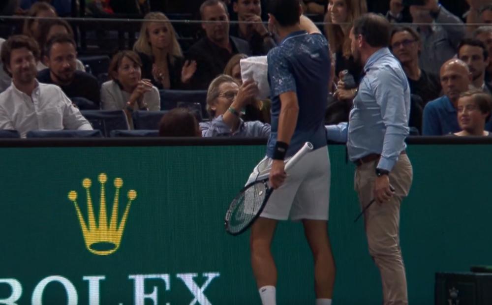 Doneo mu vlažan peškir  