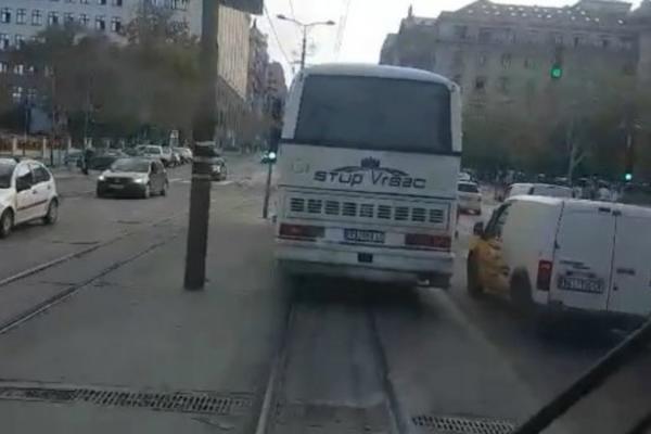 ZA 54 SEKUNDE NAPRAVIO JE 3 PREKRŠAJA! Vozač busa je vozio BAHATO u centru Beograda, a odgovor DIREKTORA je SKANDAL