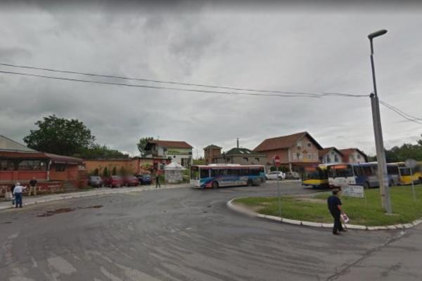 RUKA MI OSTALA U BUSU, VRIŠTALA SAM KAO LUDA! Incident na Vidikovcu jer vozač nije hteo da otvori vrata STARICI