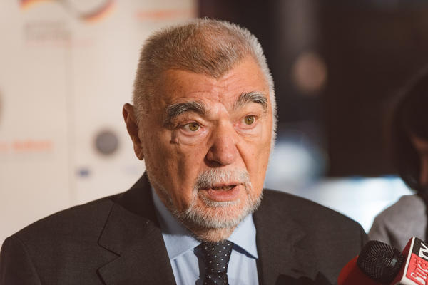 NE MOŽE 5 ODSTO SRBA BITI OPASNOST, NJIH SE BOJE SAMO SE*ONJE! Oglasio se Stipe Mesić!