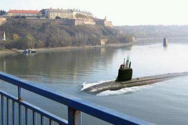 PODMORNICA ISPLIVALA KOD PETROVARADINA: Šta se ovde zapravo dešava? (FOTO)