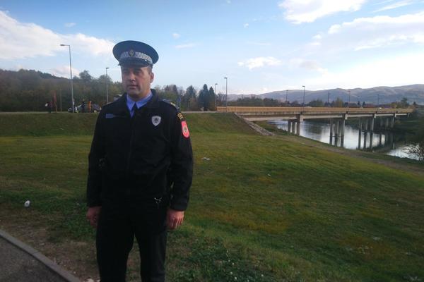 SKOČIO U LEDENU VODI I SPASIO MLADIĆA, PA SE OBUKAO I ZAVRŠIO SMENU: Hrabri policajac postao je heroj Bosne!