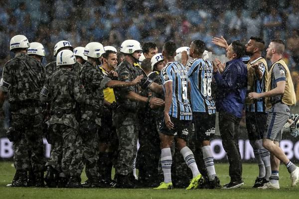 RIVER U 90. PREKO VAR-A DO FINALA KOPA LIBERTADORES: Policija jedva odbranila sudiju da ne bude linčovan!