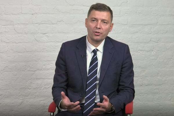 ZELENOVIĆU ZASUZILE OČI NA PITANJE O SPOMENIKU STRADALIM NOVINARIMA U ŠAPCU: Šta ga je toliko rasplakalo? (VIDEO)