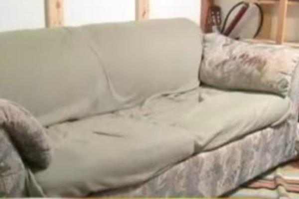 ŽULJAO IH POLOVNI KAUČ KOJI SU KUPILI: Kada su ga rasekli nisu mogli da DOĐU K SEBI, evo ŠTA IH JE SNAŠLO