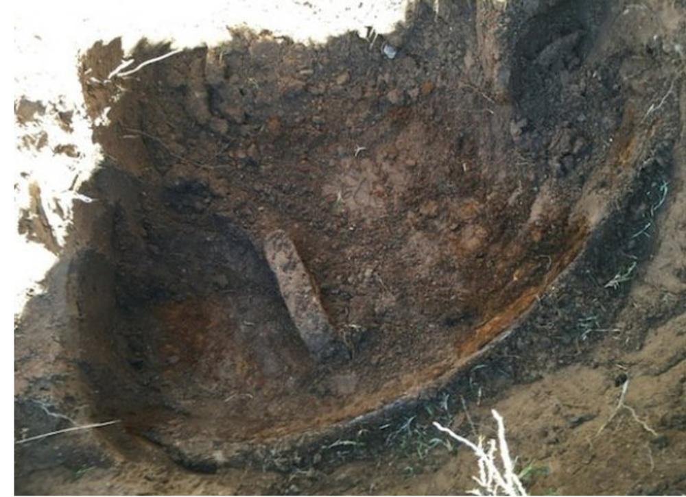 ada je gledao arhitektonske planove svoje nove kuće, otkrio je da se nešto krije ispod njegovog imanja, nešto veliko  