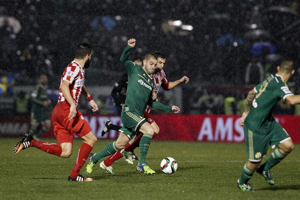 MLADENE, PERVERZNJAKU: Njegova devojka nije ni slutila da će sasvim obična slika u kafiću biti hit na Instagramu!