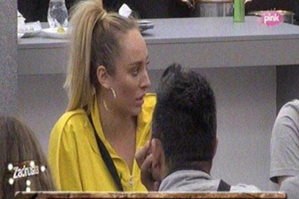 LUNA SKROZ PUKLA: Pogledala je Marka i onda mu je uputila NAJGROZNIJE REČI KOJE POSTOJE U SVEMIRU! (FOTO)