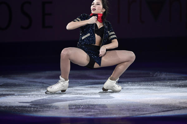 NAJVRELIJA TAČKA NA LEDU IKADA: Klizačica izvela striptiz u kostimu stjuardese, na kraju je ostala skoro skroz gola